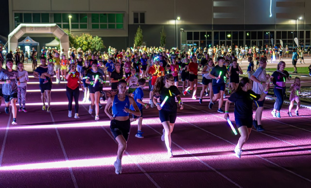 Running bathed in light in the shadow of the blood moon – VE-LED Futok 2025.